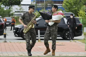 ¡Armys, ellos están de vuelta! RM y V de BTS completan su servicio militar