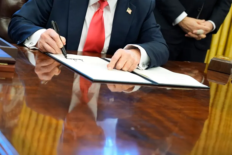 Demócrata insiste a Trump que sea investigado
