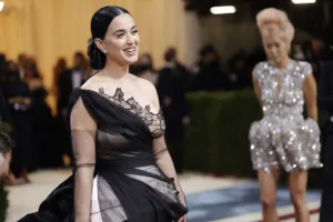 Katy Perry en el ojo del huracán por criticar deportaciones - Bad Bunny estalla ante redadas de ICE en Puerto Rico: “Esos mama bichos”