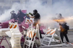 Kristi Noem acusó a Claudia Sheinbaum de alentar las protestas en Los Angeles