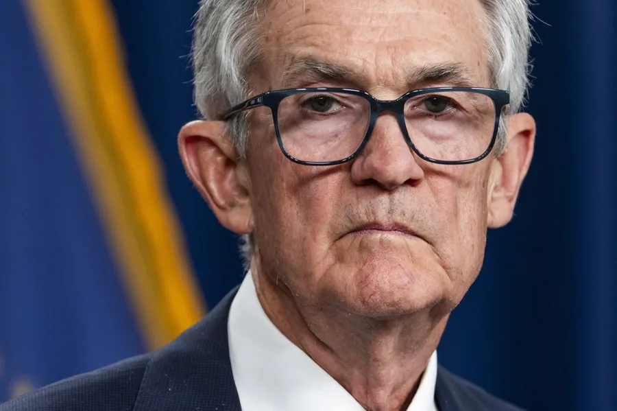 Trump llama “imbécil” al jefe de la Fed