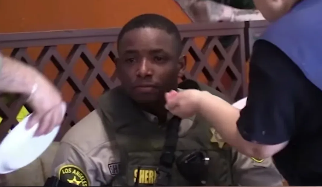Protestas en California: trabajadores de restaurante latino ayudan a policías heridos