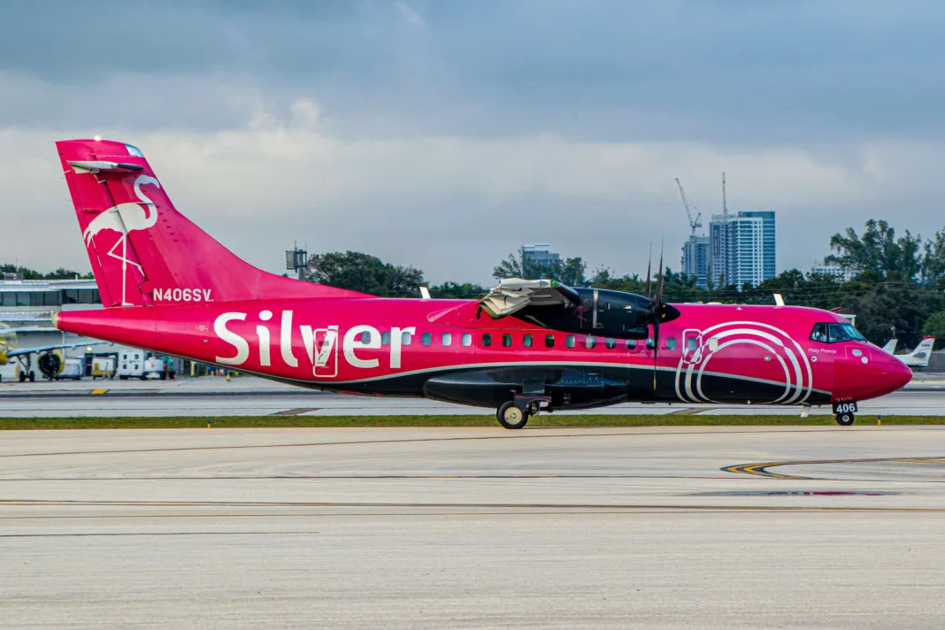 Colapsa aerolínea en Florida y cientos de viajeros quedan atrapados