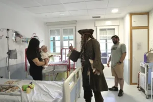 Emotiva sorpresa: Johnny Depp se disfraza de Jack Sparrow para visitar a niños con cáncer