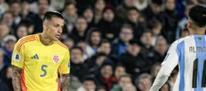Enzo Fernández es expulsado tras patada brutal en partido contra Colombia