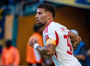 Otamendi comparte polémica publicación tras su gol contra Boca