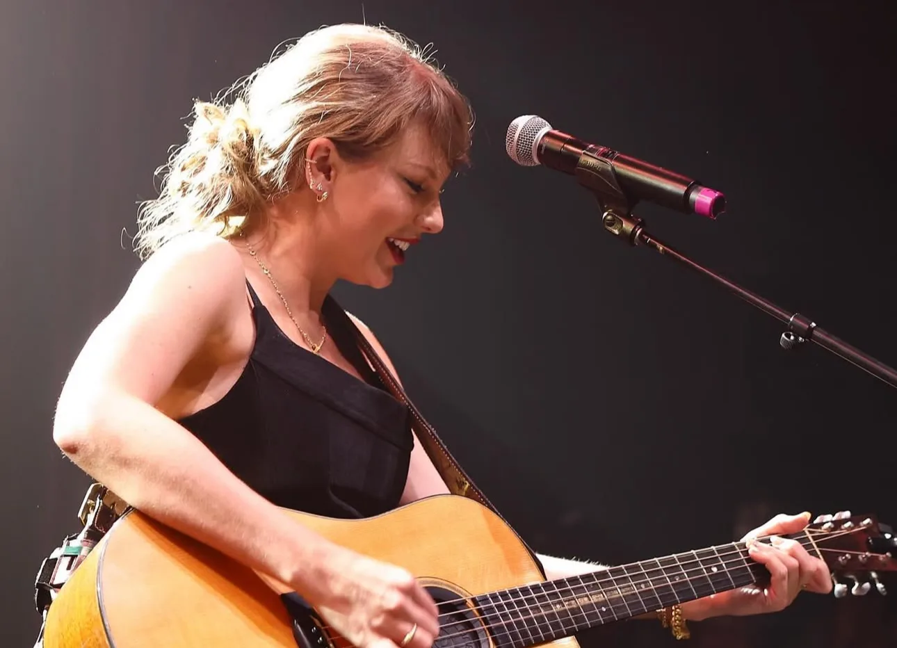 Taylor Swift sorprende con show inesperado para apoyar a Travis Kelce
