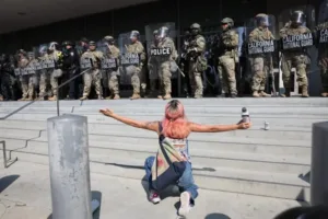 Trump despliega tropas en Texas, Florida y Luisiana - El grupo Fuerza Regida lanza gorras para recaudar fondos para migrantes tras las redadas