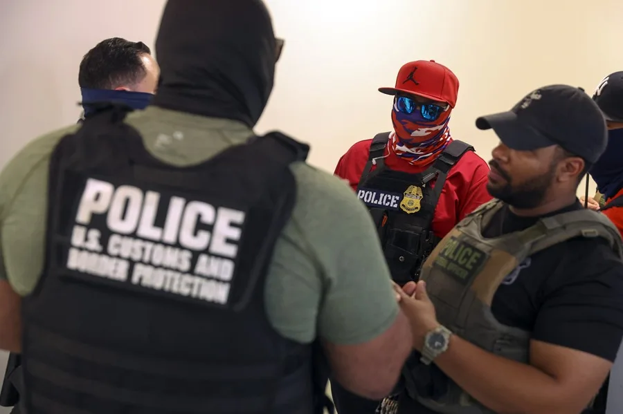 Fiscales de 20 estados buscan impedir uso de máscaras a agentes del ICE