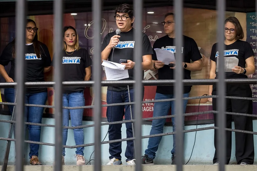 Arrestan a periodistas en protesta pro migración