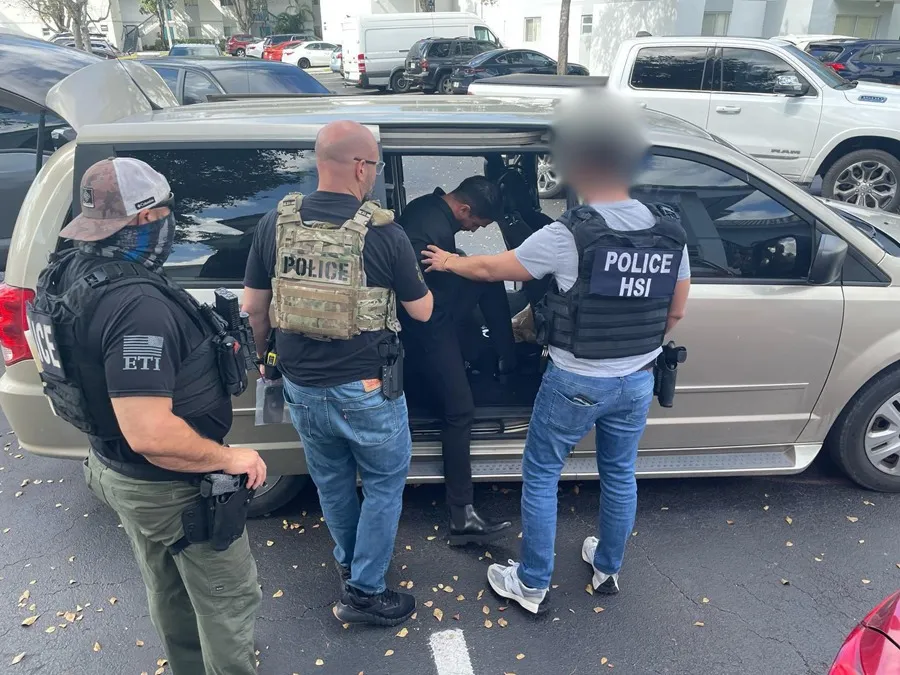 Arrestan por error a dos migrantes en Florida