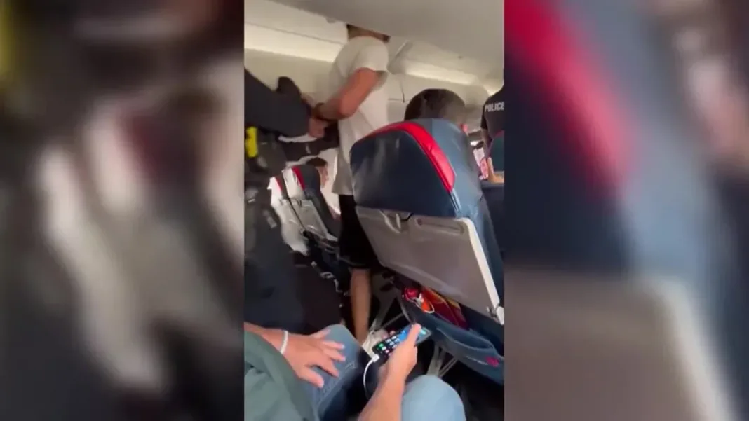 Iowa: Pasajero intenta abrir puerta de avión en pleno vuelvo