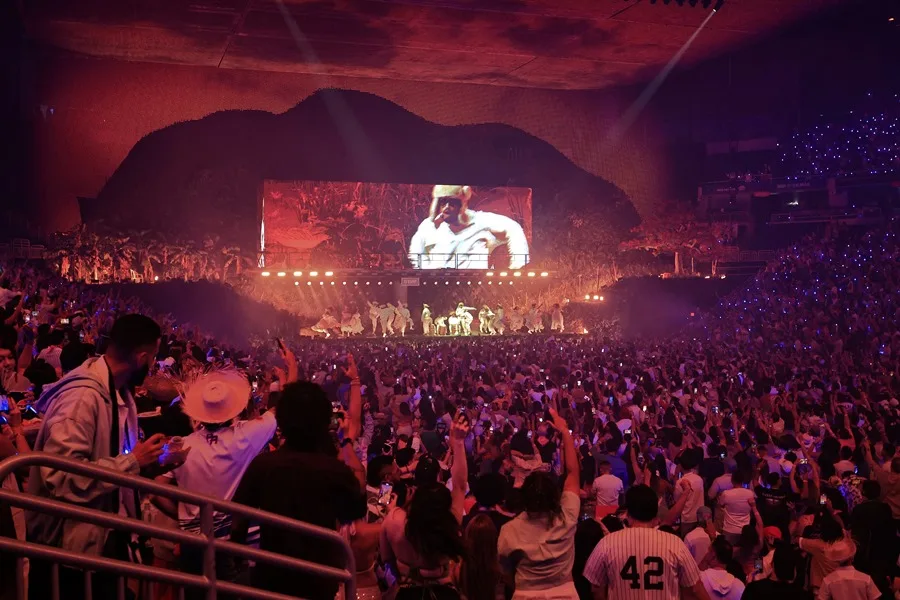 ¿PETA demanda a Bad Bunny? Lo acusan de usar gallinas en sus conciertos