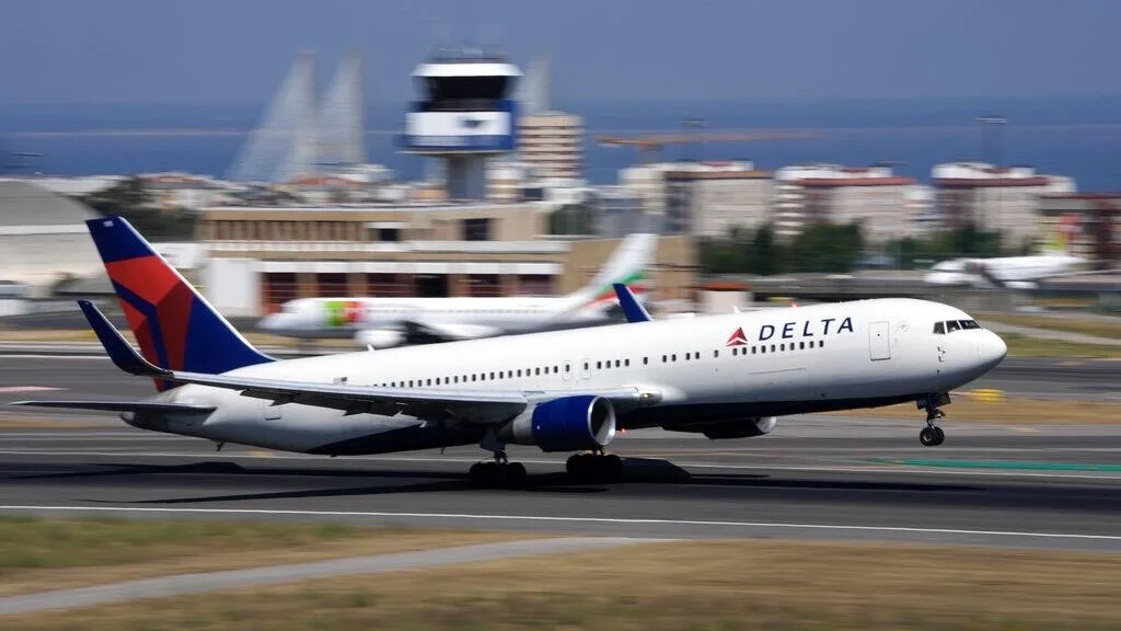 Copiloto de Delta es arrestado en plena pista