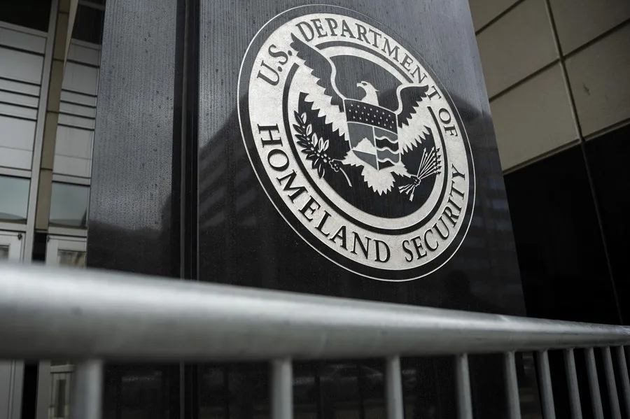 ¿Solicitaste la Green Card y viajarás? USCIS advierte sobre este documento