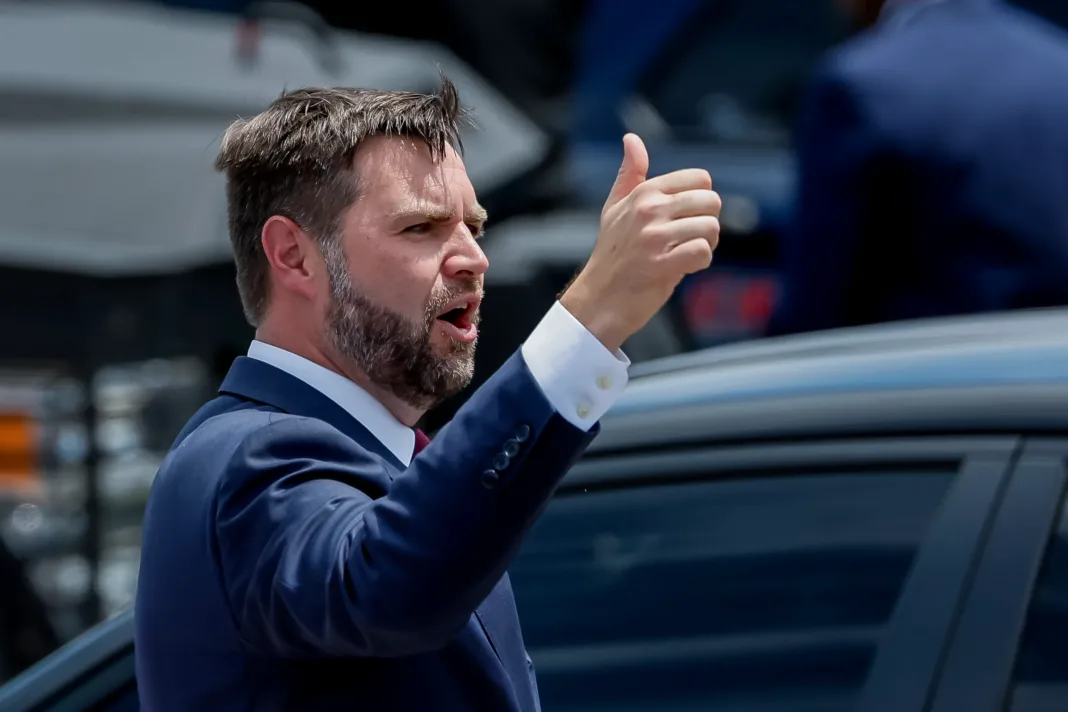 JD Vance fue confrontado así en un evento republicano