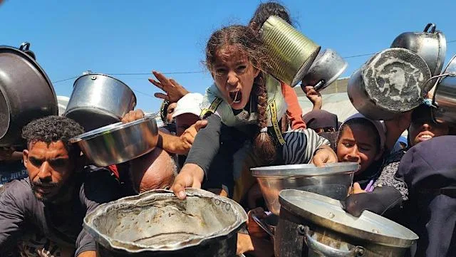 Jordania y EAU reparten comida a Gaza desde