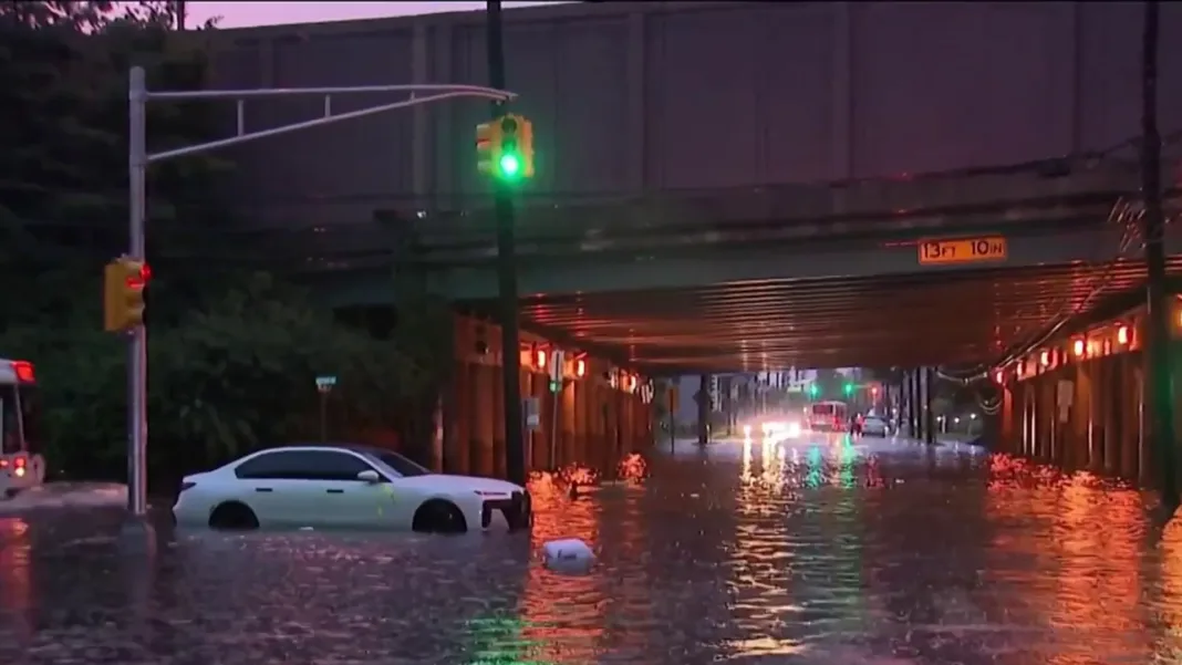 Lluvias arrastran autos y causan dos muertes