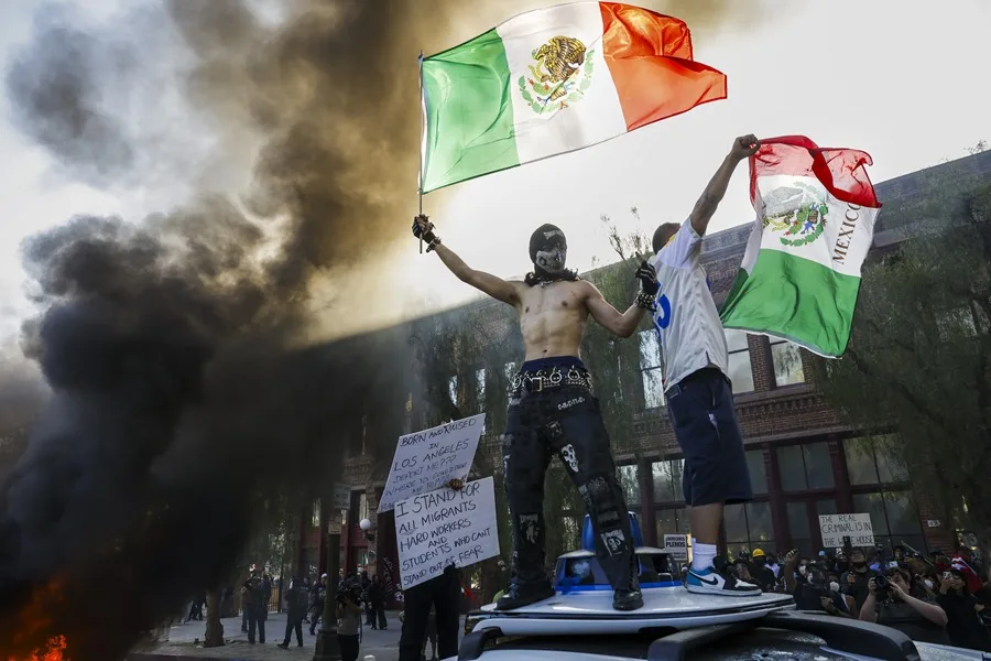 Mexicanos enfrentan a agentes de ICE con piedras y palos