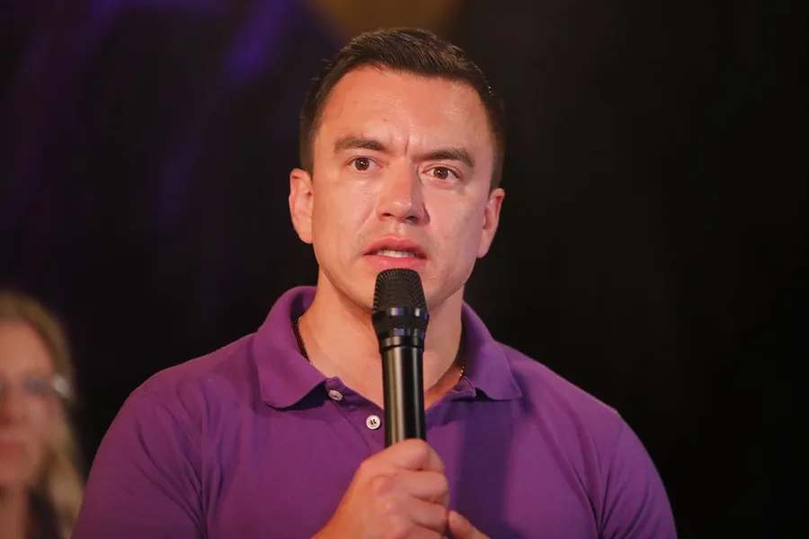 Noboa reestructura el gobierno