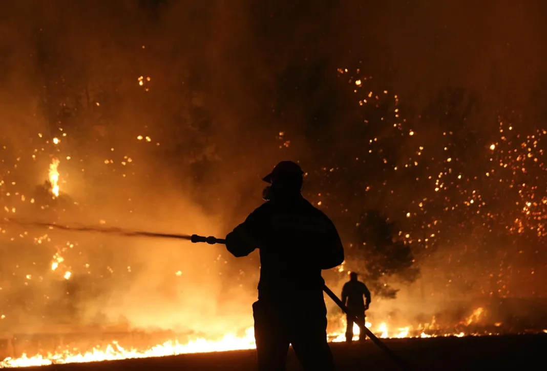 Ordenan evacuaciones por incendios masivos