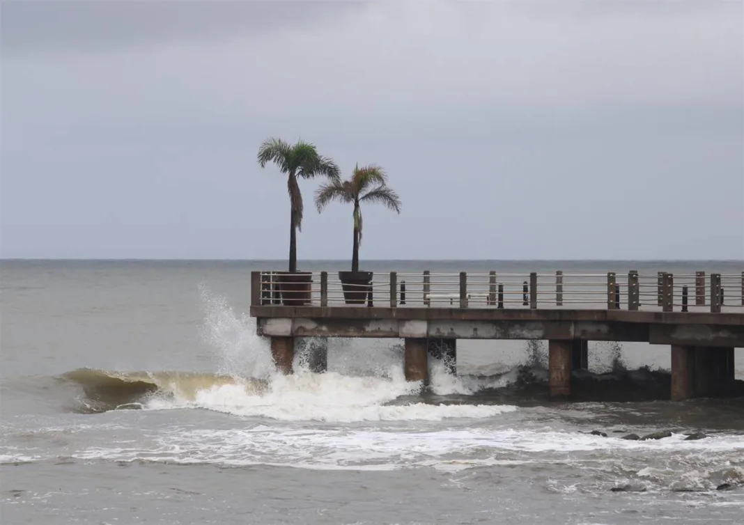 Tormentas tropicales activan alerta en la Costa Este