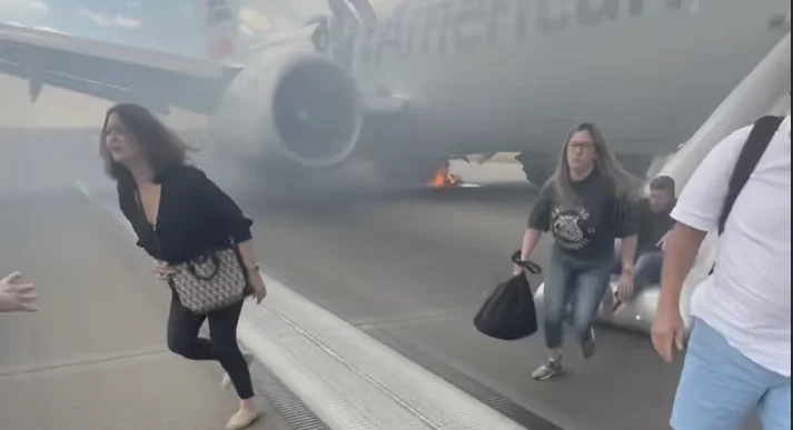 Dramática evacuación de avión de American Airlines en llamas