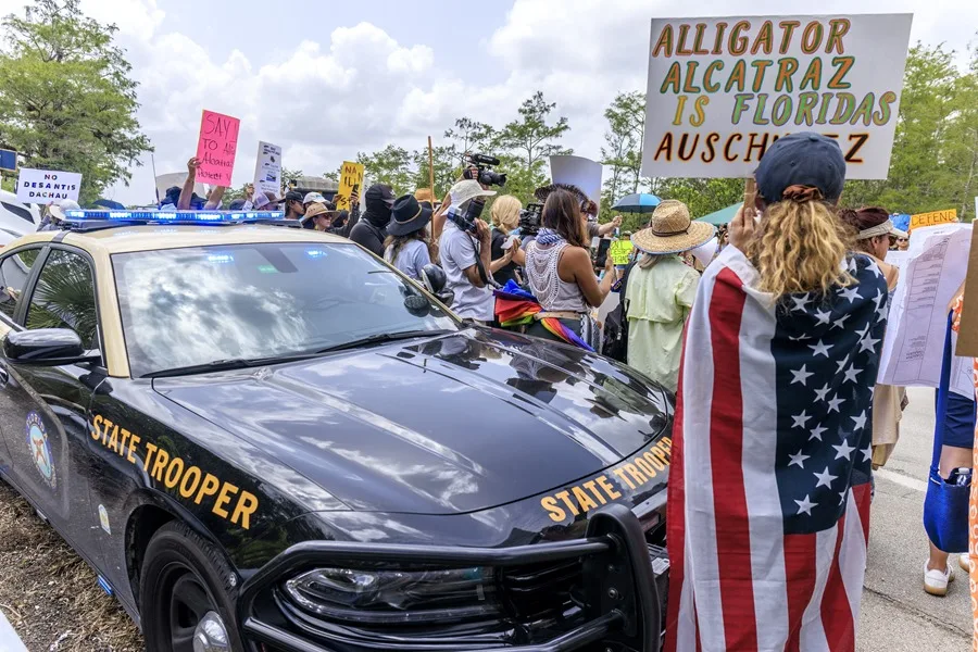“Alligator Alcatraz”: Migrantes denuncian calor extremo y falta de higiene