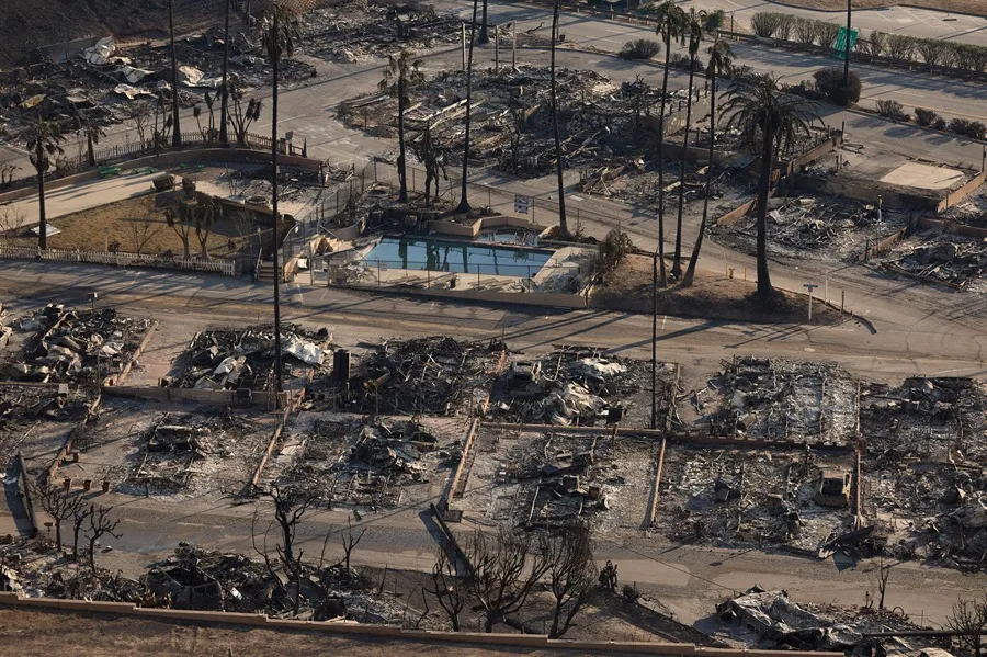 aterriza de emergencia en Los Ángeles tras incendio