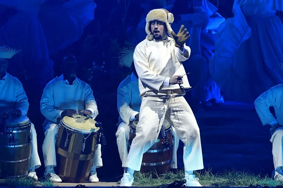 ¿PETA demanda a Bad Bunny? Lo acusan de usar gallinas en sus conciertos