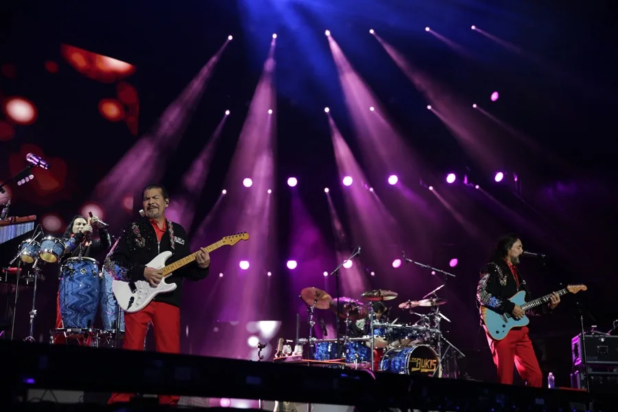 Los Bukis dedican su estrella de Hollywood a los inmigrantes