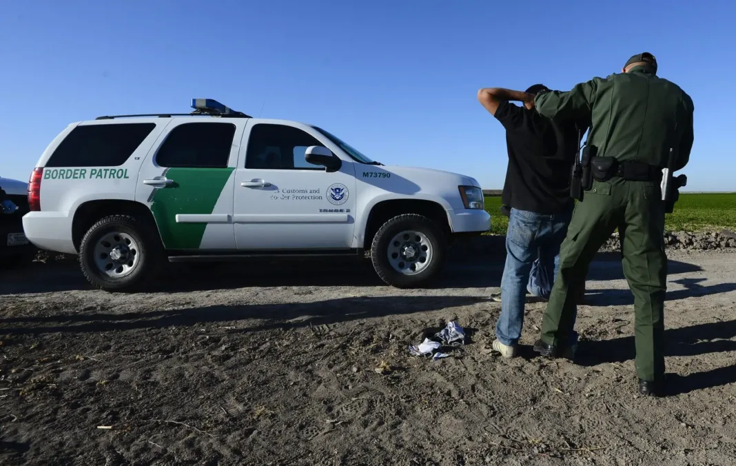 ¿Cómo operan los agentes migratorios encubiertos en la frontera?