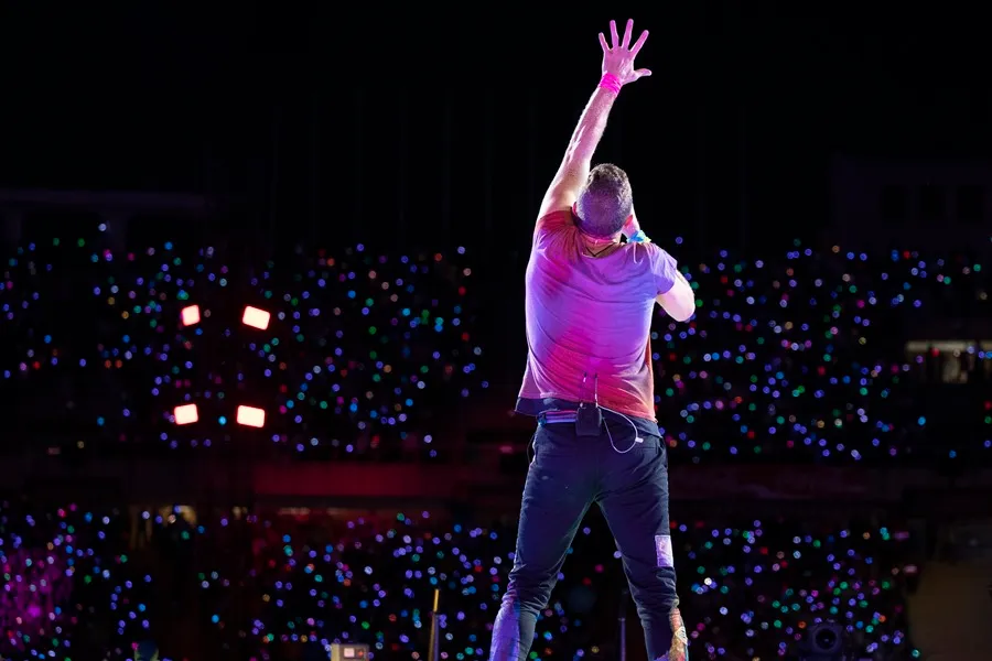 ¡Coldplay expone infidelidad en vivo! Atrapan a CEO con su amante