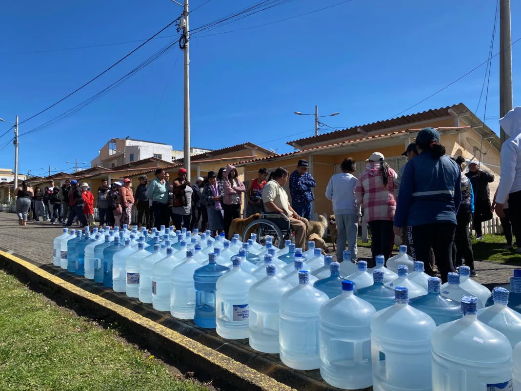 Quito enfrenta crisis de agua: vecinos recurren a fuentes contaminadas