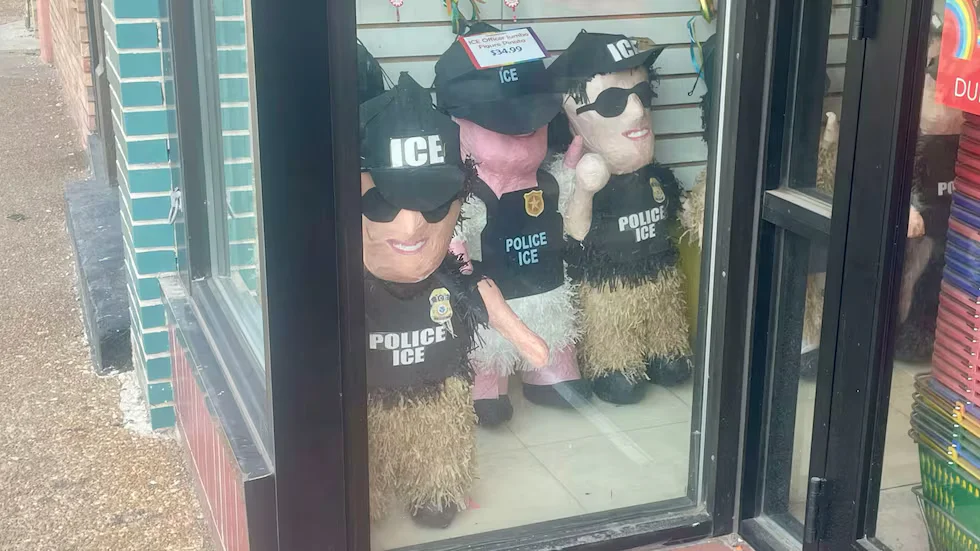 “¡Dale al ICE!”: Piñatas del ICE causan furor en redes