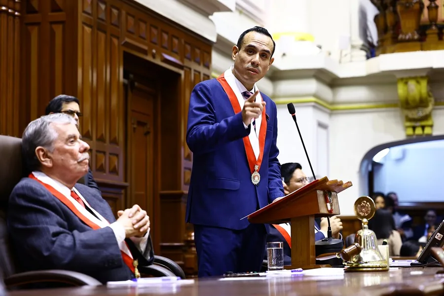 Perú elige a legislador denunciado como presidente del Congreso