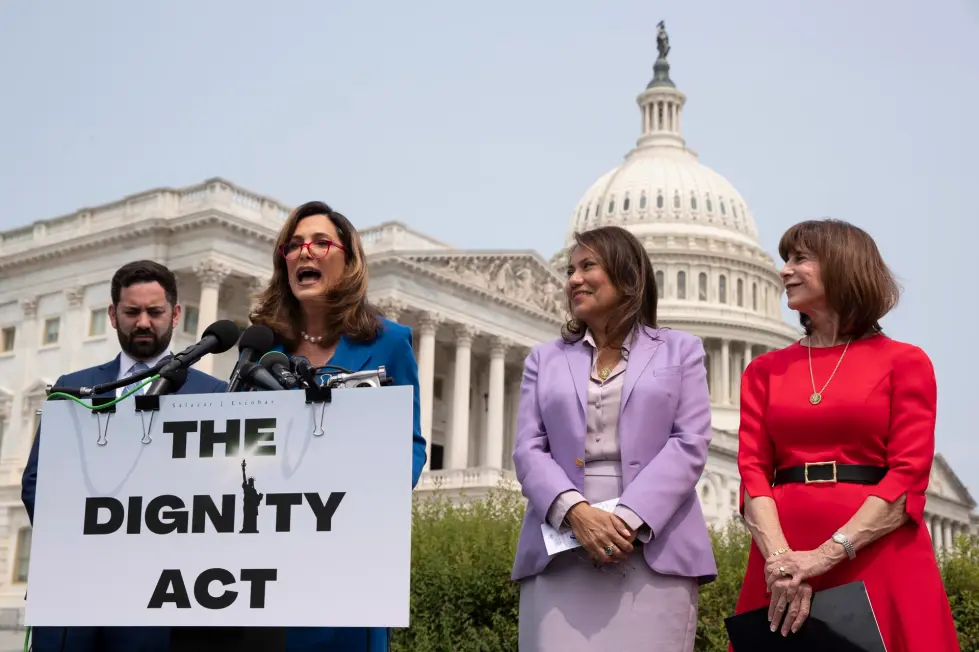 Dos congresistas latinas buscan legalizar a miles de trabajadores