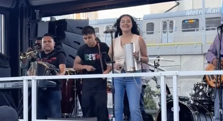 ICE recibe 'serenata' de mexicanos en California