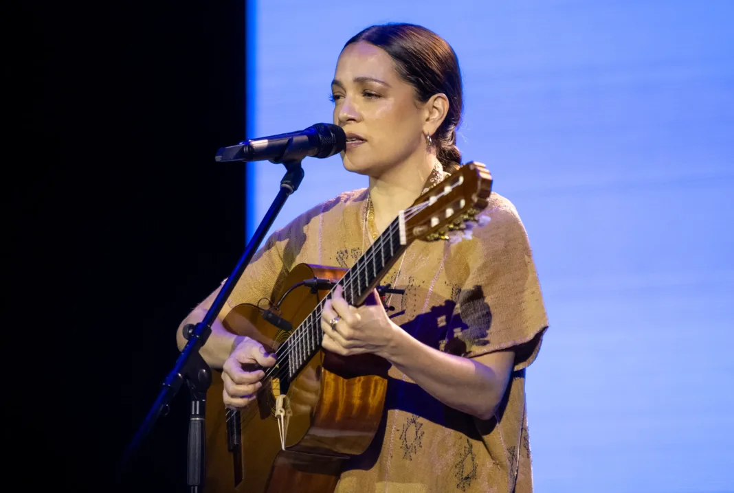 Natalia Lafourcade sorprende con embarazo a los 41 años