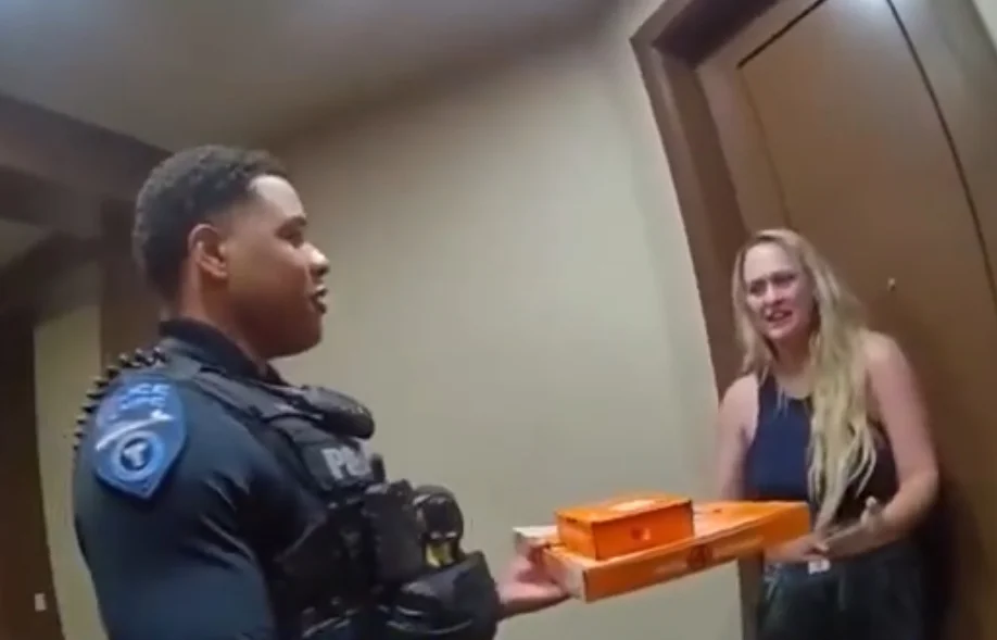 Policías entregan pizza tras detener a repartidor: Mira el video viral