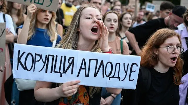 protestan los ucranianos contra Zelensky