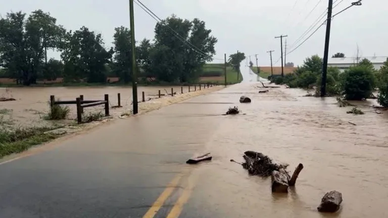 rescates por lluvias extremas en Maryland y Virginia