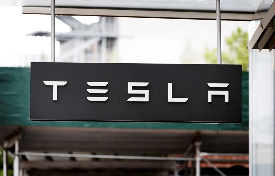 Comida, cine y autos: Así es el nuevo restaurante futurista de Tesla